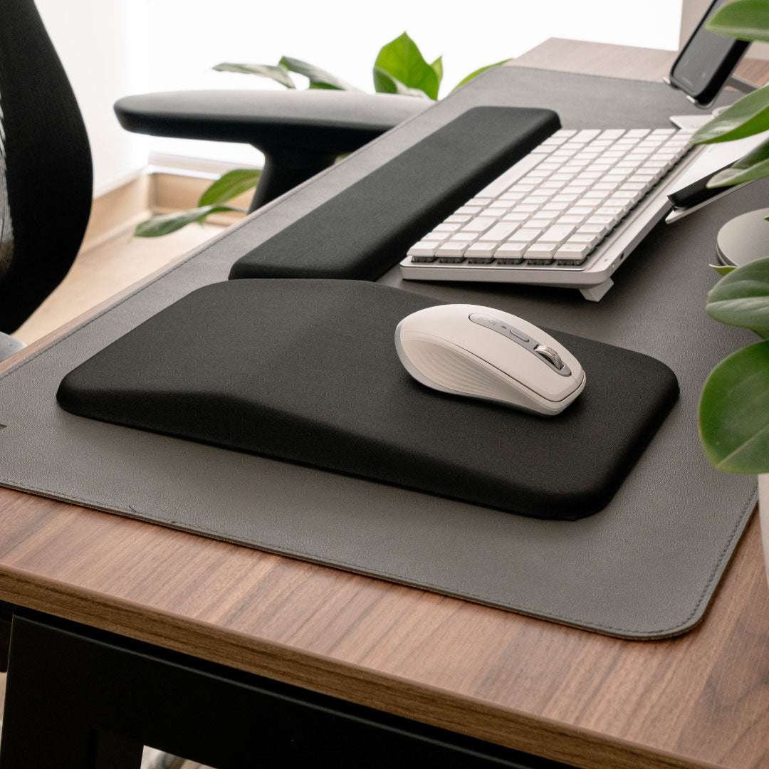Setup de escritorio con el mousepad ergonomico con reposamunecas integrado