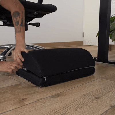 Separando los dos cojines del reposapiés unidos con velcro