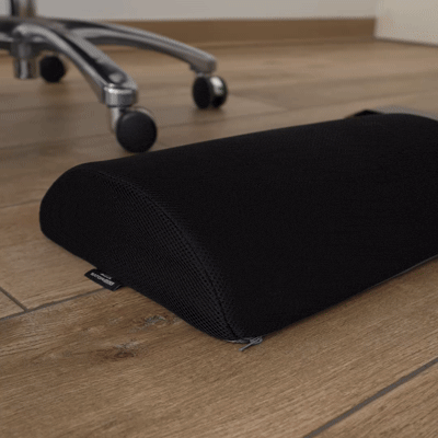 El memory foam del reposapiés recupera su forma después de presionarlo